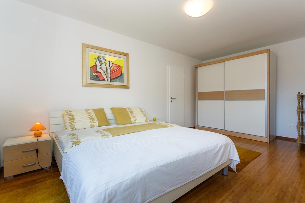 Villa Mirela Apartment Врбник Экстерьер фото